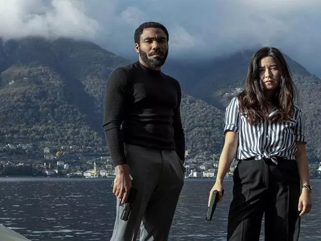 Donald Glover e Maya Erskine: la nuova coppia esplosiva nel reboot di “Mr. & Mrs. Smith” 20240203 120053