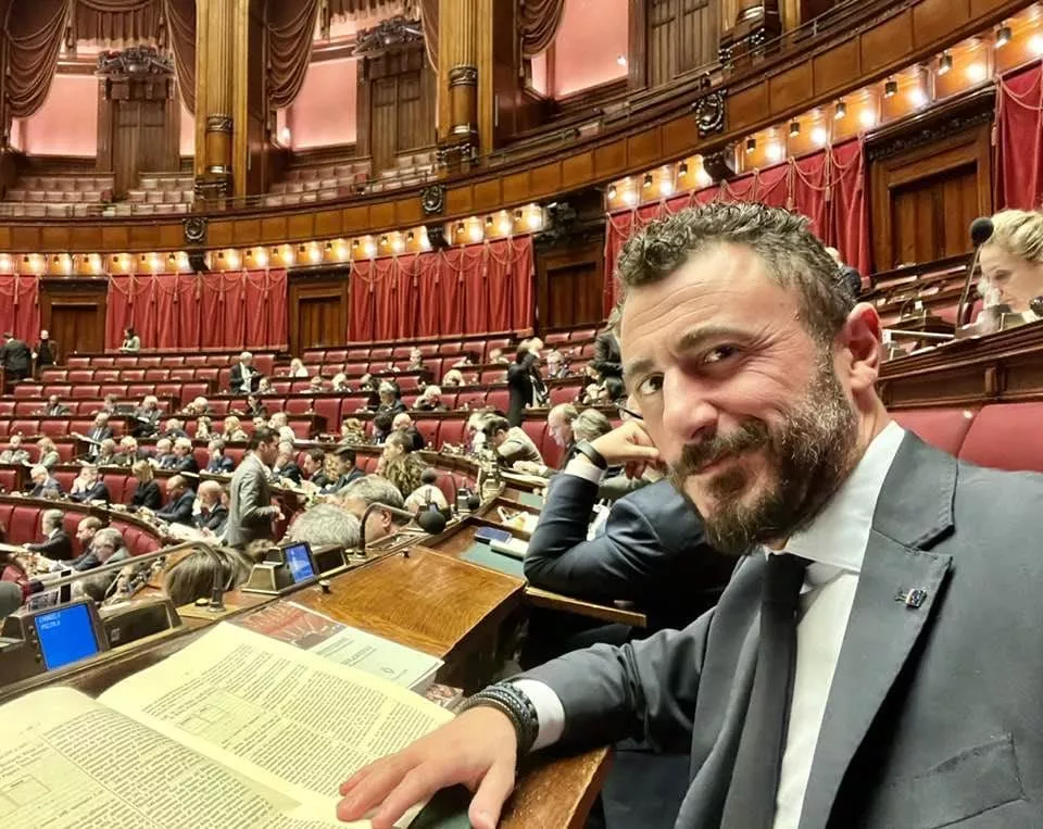 Emanuele Pozzolo ritorna alla Camera: la sua presenza costante e decisa nel contesto politico 20240203 181450