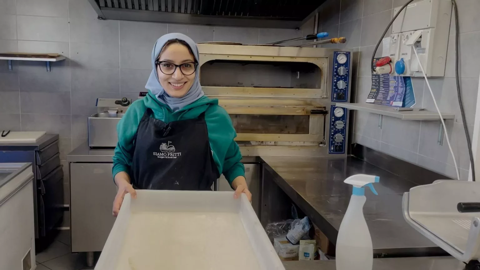 Episodio di Razzismo in una Pizzeria di Borgomanero: La Cuoca Marocchina e la Cliente Offesa 20240204 121354