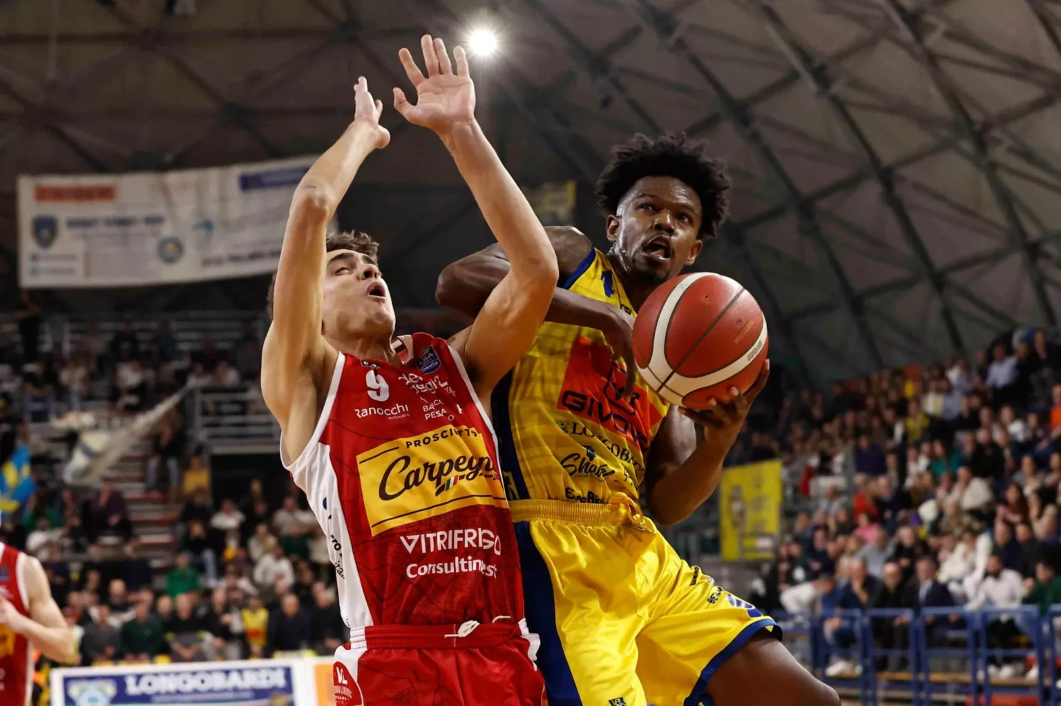 Scafati-Vuelle Pesaro 83-82: Una vittoria contestata nel basket italiano 20240205 010814