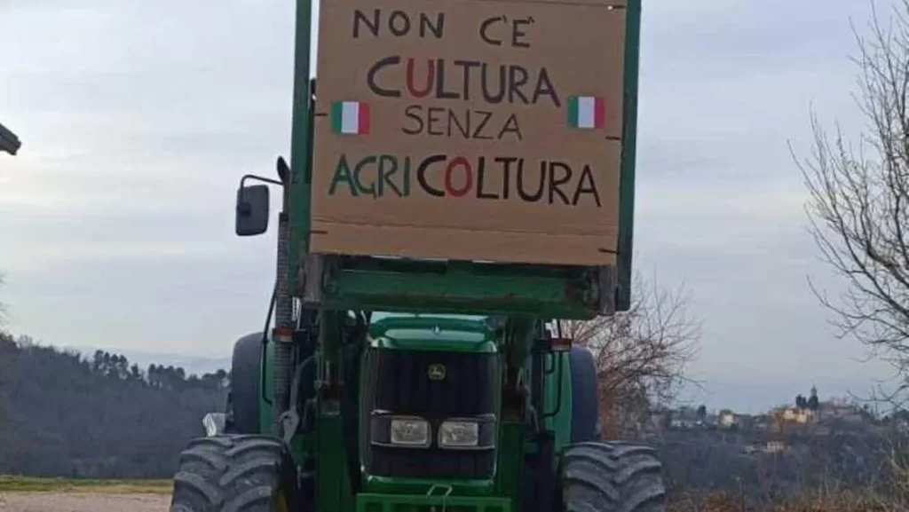 Protesta dei Trattori a Pesaro: Disagi e Rivendicazioni per l’Agricoltura 20240205 065918