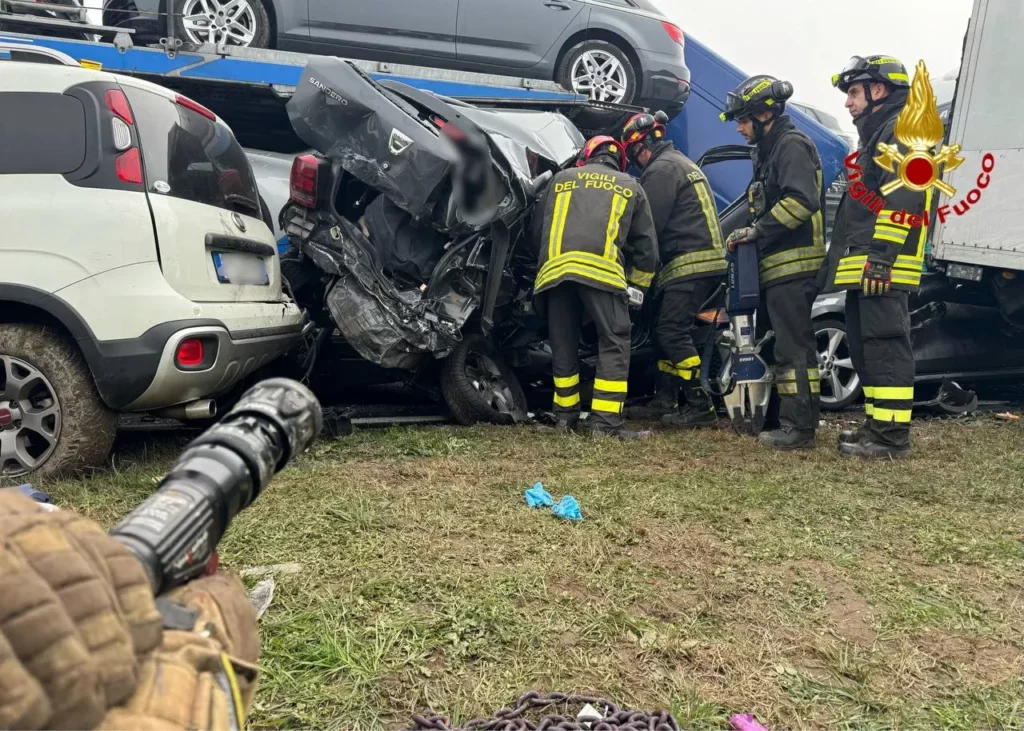 Maxi incidente sulla A21: Due vittime e trenta persone assistite – Intervento tempestivo dei vigili del fuoco 20240205 151000