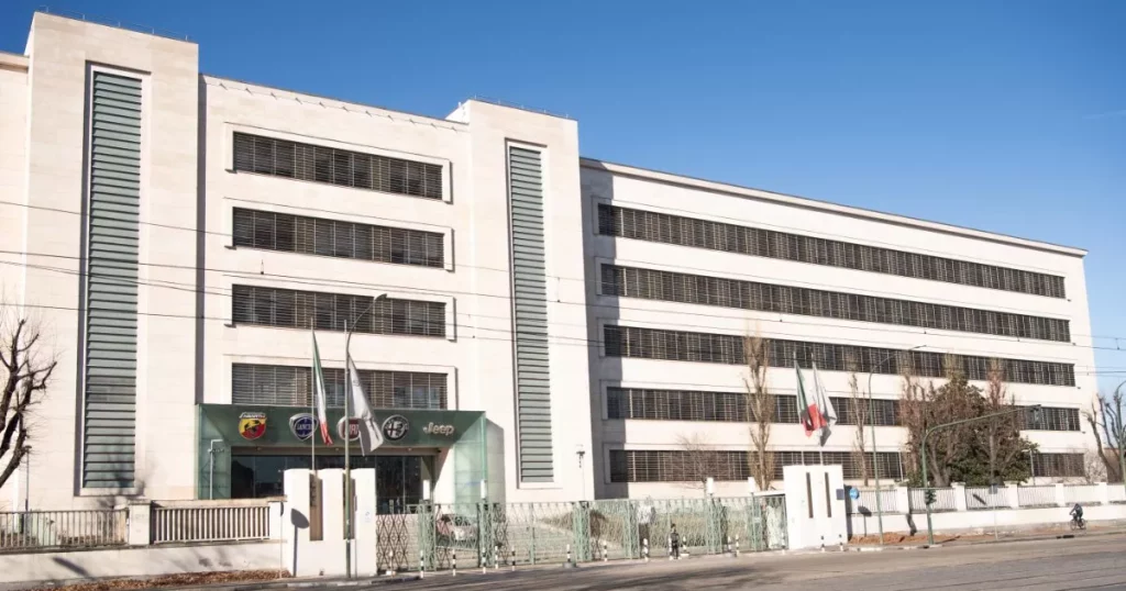 Stellantis: la pausa forzata a Mirafiori e le tensioni nel settore automobilistico italiano 20240205 204006 1