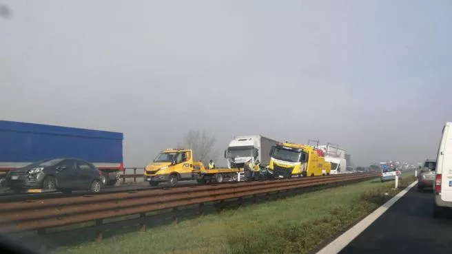 Maxi tamponamento in A22 a causa della nebbia: gravi conseguenze e intervento delle autorità 20240205 220929