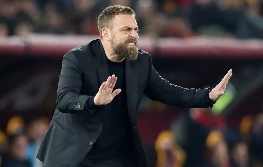 Roma, De Rossi sostituisce Angeliño durante la partita contro il Cagliari 20240205 230918 1