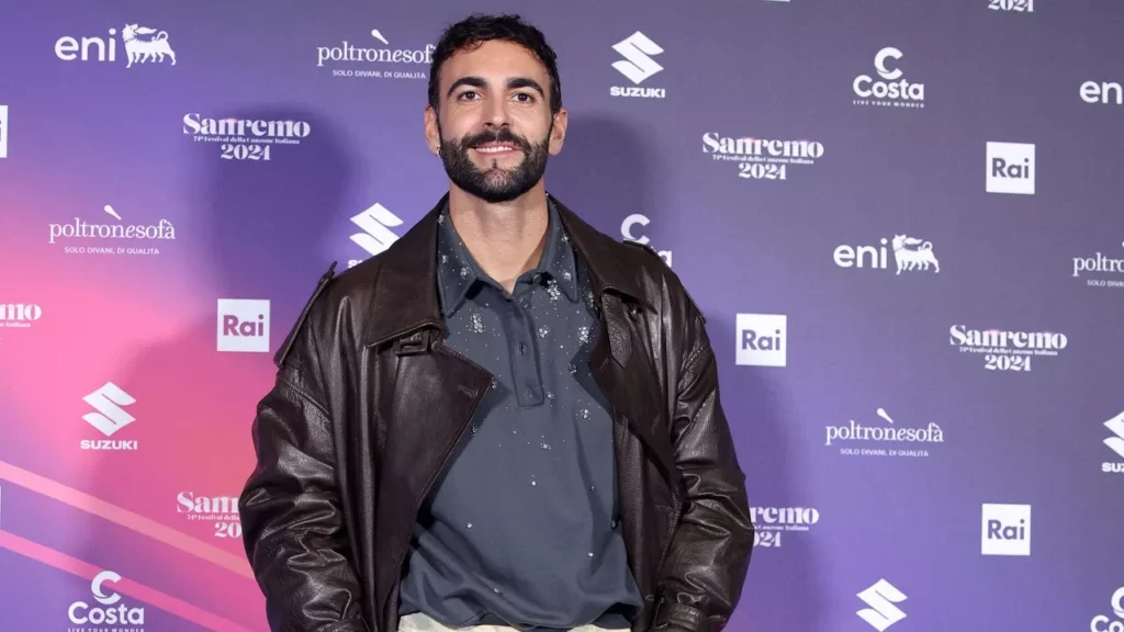 Marco Mengoni: Il Trionfo di Lustrini e Paillettes a Sanremo 2024 20240206 175215