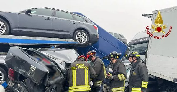 Tragedia sulla A21: Nebbia fitta provoca gravi incidenti e intervento rapido delle autorità 20240207 012310