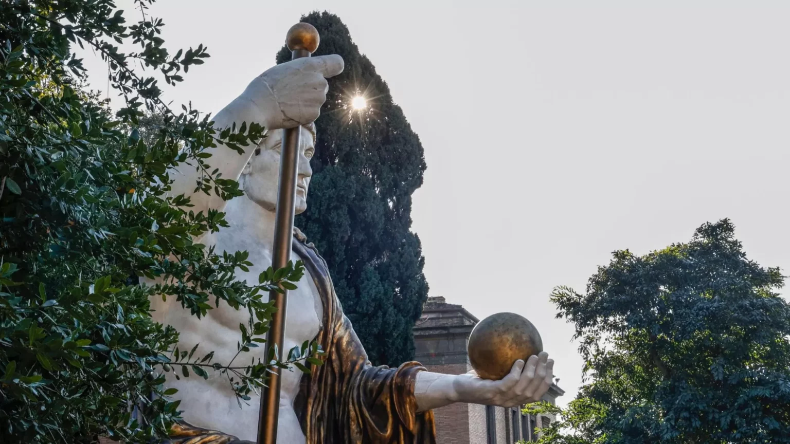 La maestosa statua di Costantino: un’opera che sfida il cielo 20240207 042214