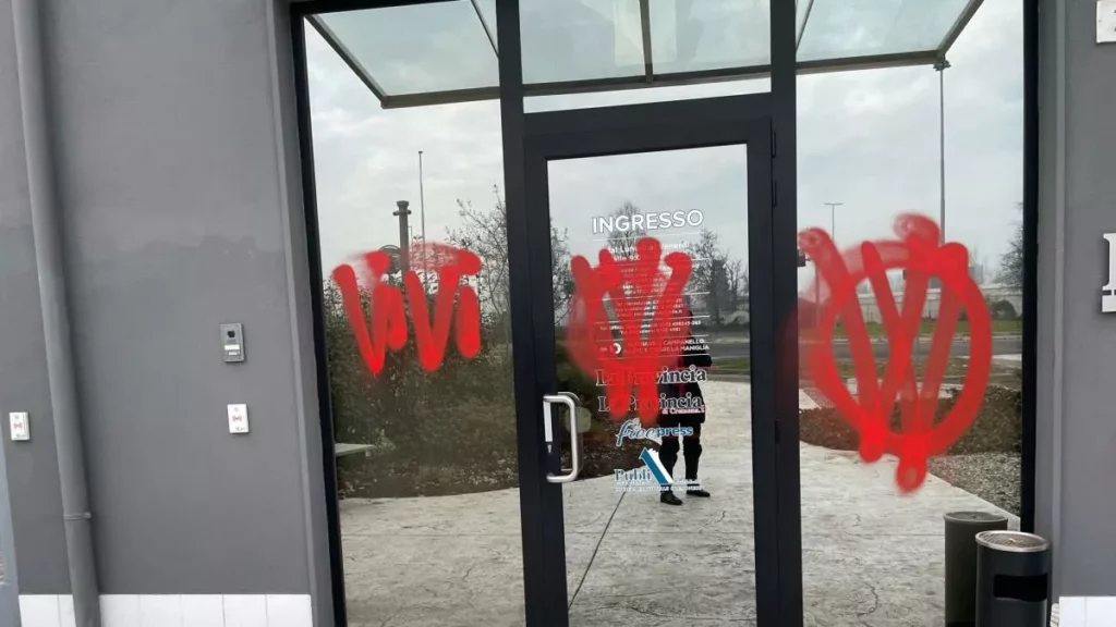 Attacco vandalico no vax alla sede de La Provincia di Cremona: le reazioni e la diffusione dell’estremismo 20240207 162413