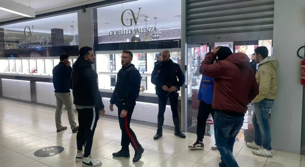 Rapina armata al Valecenter: Caccia ai banditi in Veneto 20240208 145725 1