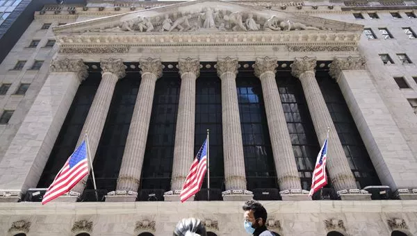 Wall Street chiude in stabilità: analisi dei verbali della Fed e conti Nvidia
