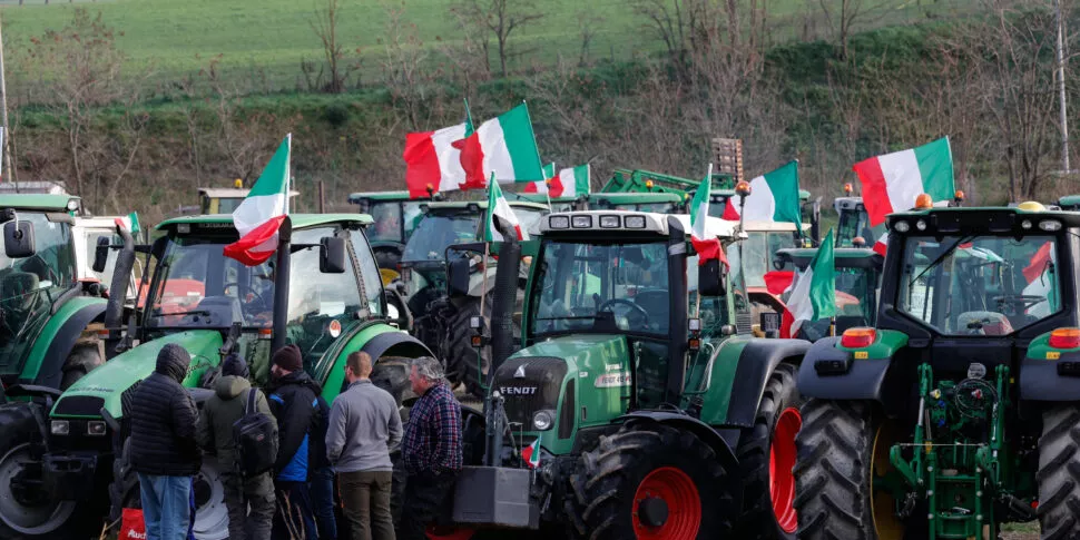 Proteste Agricole: Corteo di Trattori sulla Statale Palermo-Agrigento 20240212 175326 1