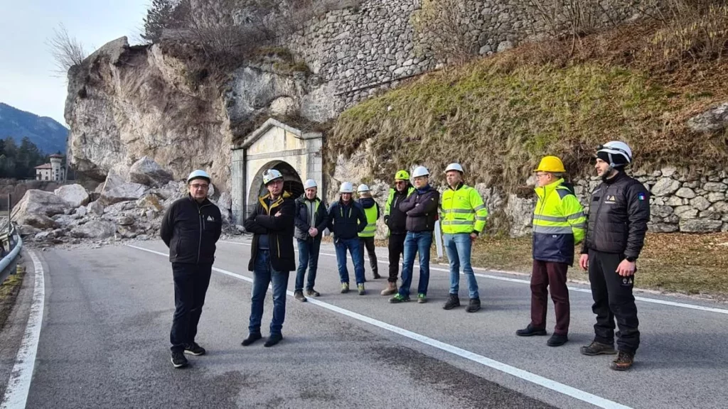 Lavori in Corso a Strada di Pur: Sicurezza e Mobilità al Centro dell’Intervento Comunale 20240212 205328