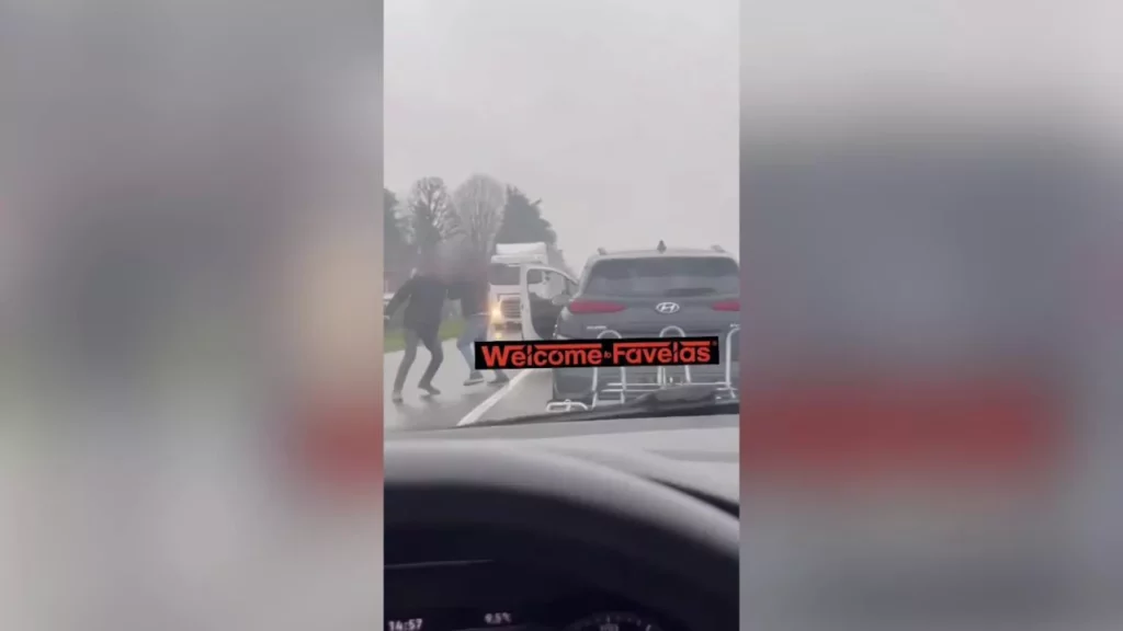 Scazzottata nel traffico a Trezzano sul Naviglio: Riflessi pronti salveranno la vita 20240213 145223
