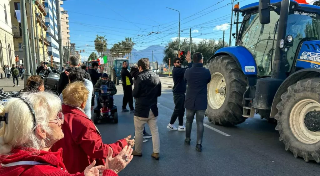 Protesta degli Agricoltori a Napoli: Cento Trattori in Corteo su Via Marina 20240214 115021