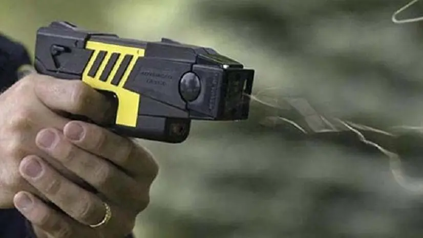 L’uso del Taser esteso ai Comuni sotto i 20mila abitanti: implicazioni e reazioni 20240215 025040