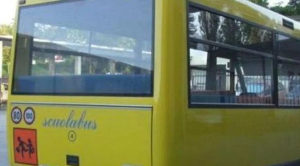 Firenze: Bambino Chiuso in Scuolabus e Caccia alla Passante Eroina – Un Evento Preoccupante a Gambassi Terme 20240215 145328