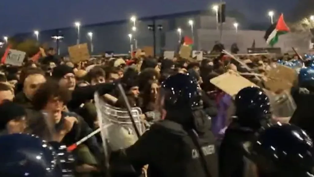 Scontri e Tensioni alla Manifestazione Pro Palestina a Bologna: la Situazione si Aggrava 20240215 205036