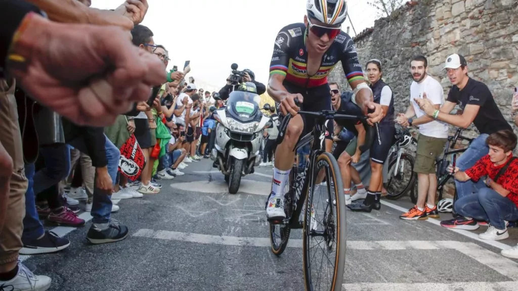 Evenepoel, Van Aert e Pidcock: La sfida all’Alto da Foia 20240216 080124
