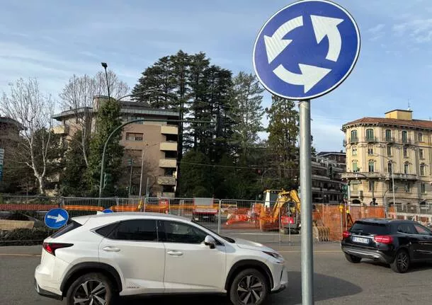 Impatto della nuova rotonda di largo Flaiano a Varese: analisi delle gioie e criticità 20240216 102125