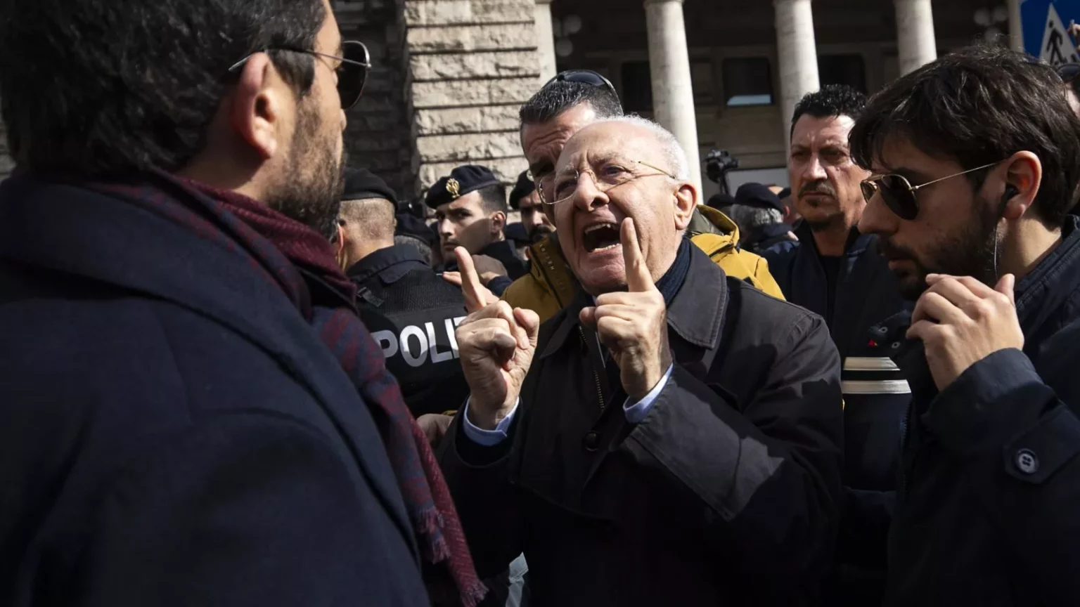De Luca vs. Meloni: il confronto sulla necessità dei finanziamenti per il lavoro 20240216 133659 1