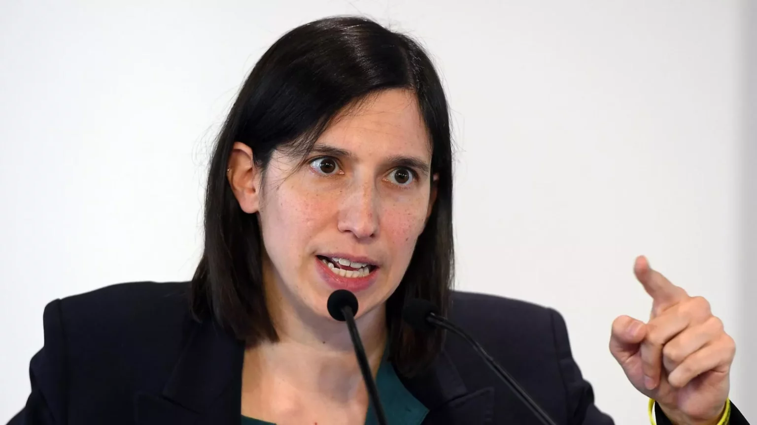 Confronto Elly Schlein e Meloni: Chi difenderà gli agricoltori dalle scelte della premier? 20240217 000456