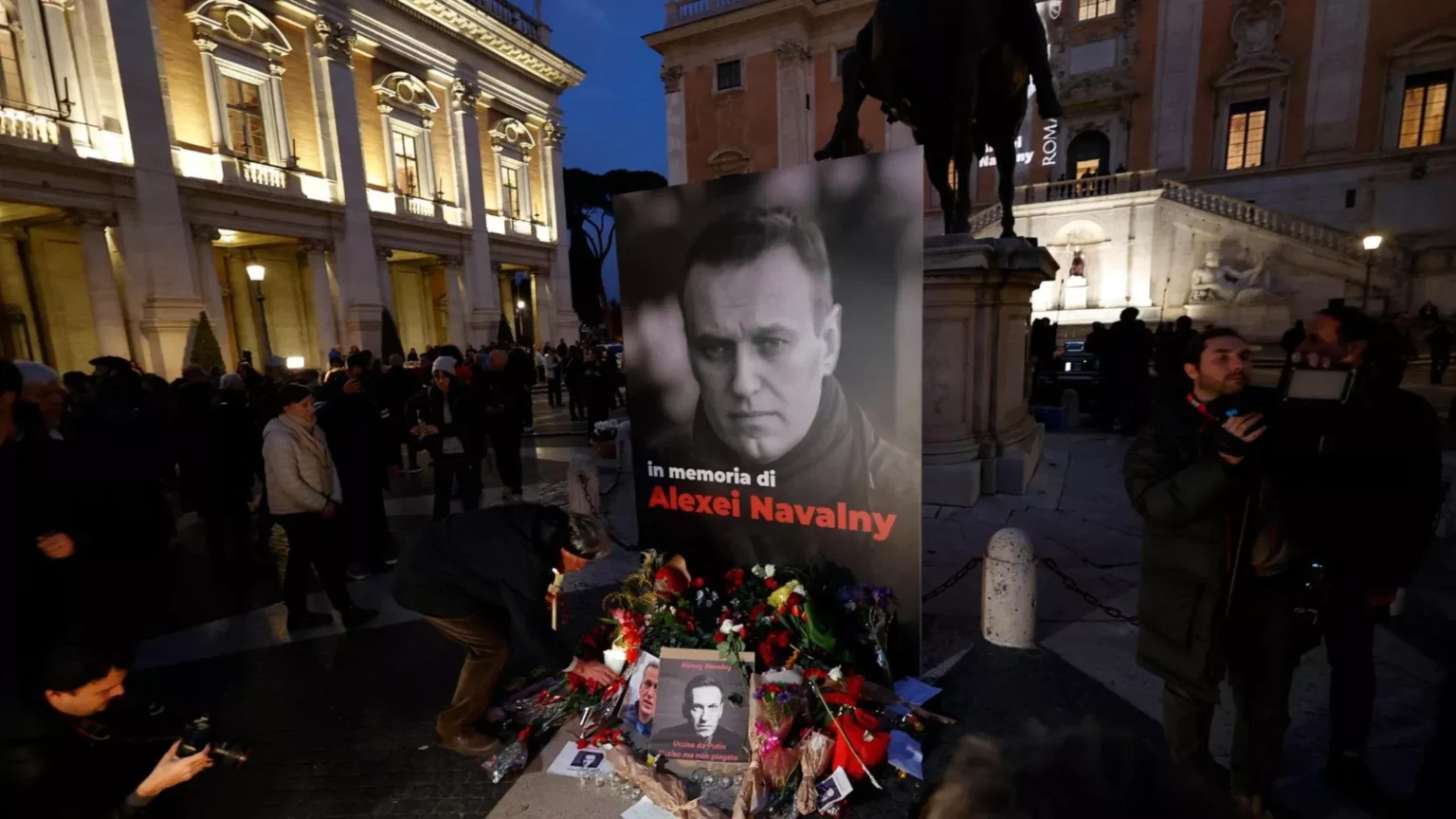 Fiaccolata a Roma in memoria di Navalny: solidarietà internazionale e richiesta di giustizia 20240219 193343