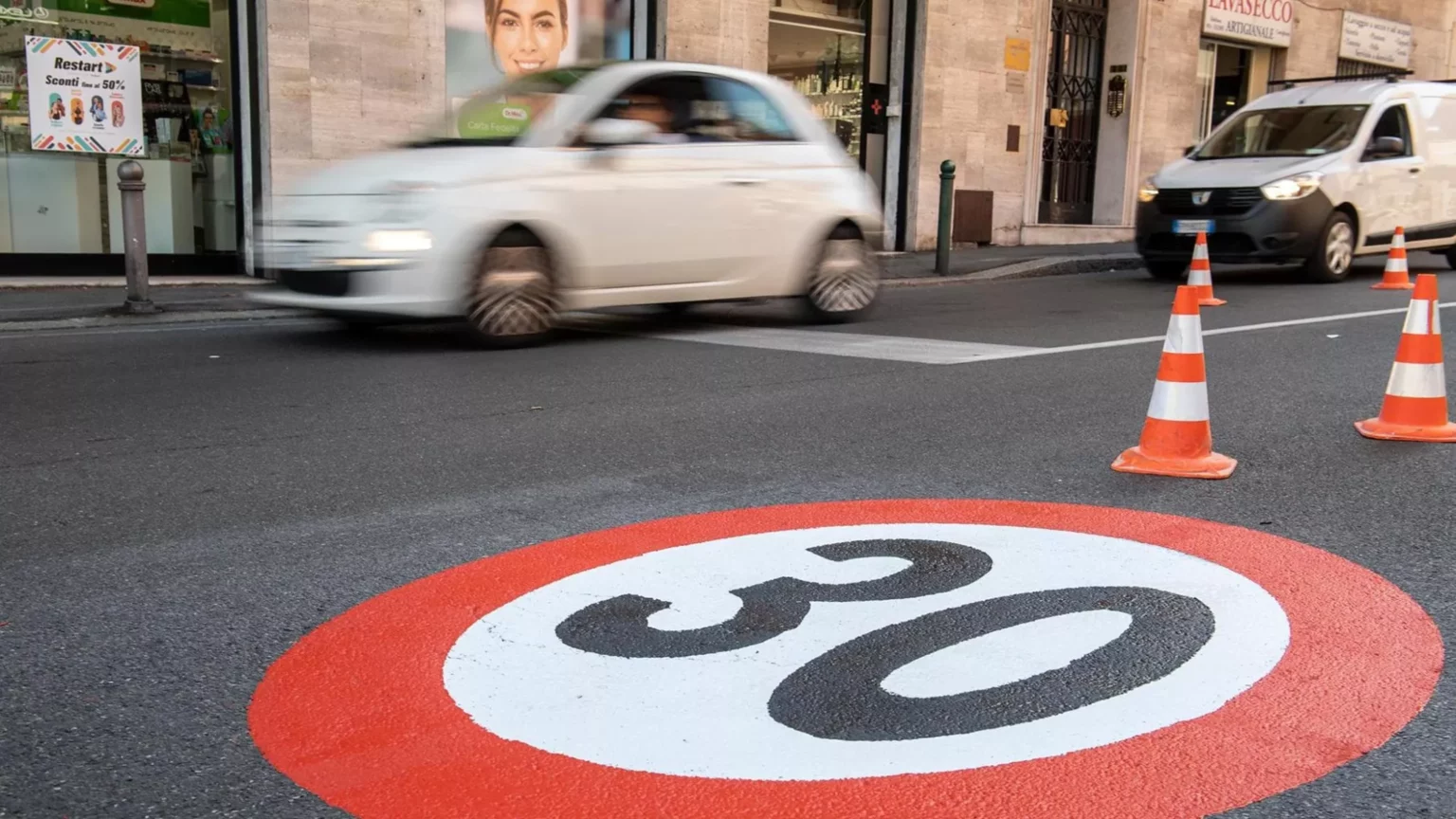 Confronto Interrotto: Commerciati e Artigiani Abbandonano Dialogo su Bologna Città 30 20240219 210933