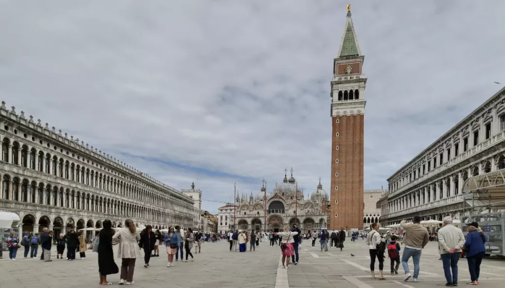 Scoperta archeologica a Venezia: 7 scheletri trovati a piazza San Marco 20240220 133618