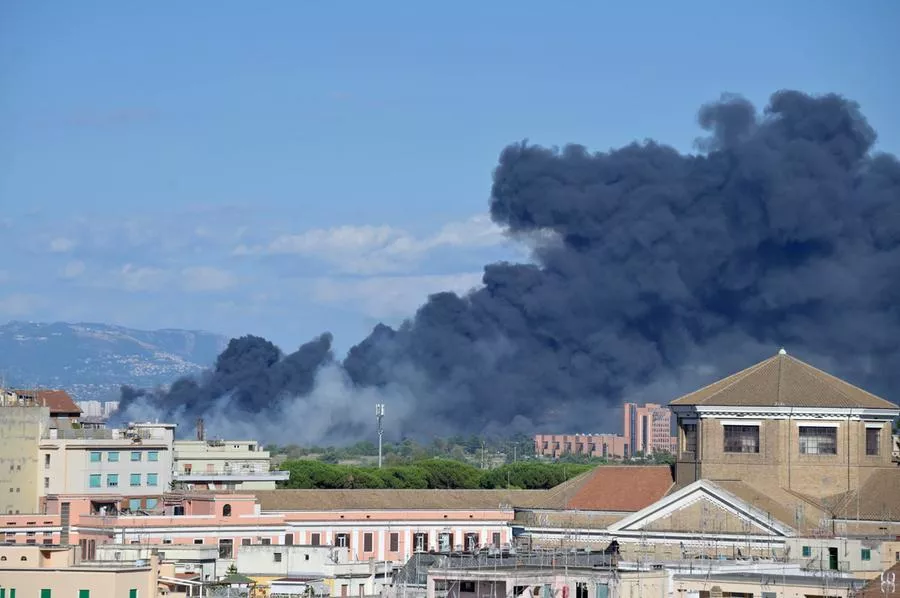 Maxi-incendio minaccia i palazzi nel quartiere Quadraro a Roma: paura e solidarietà in una comunità in pericolo 20240221 060419