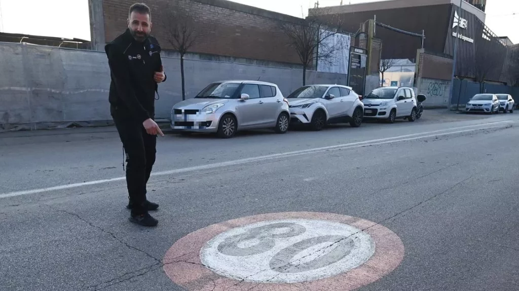 Limiteman: Il Supereroe Urbano dei Limiti di Velocità a Bologna 20240221 104356