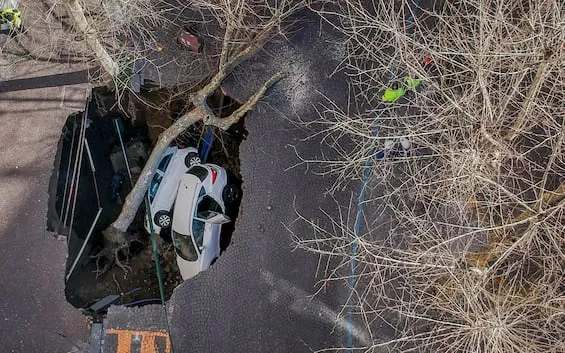 Voragine al Vomero: Napoli sotto shock per l’incidente che ha inghiottito vetture e messo in pericolo abitazioni