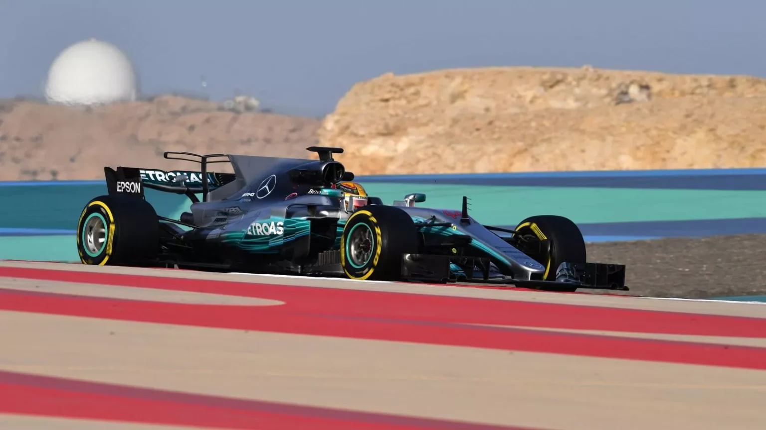 Mercedes e Hamilton: Progressi Soddisfacenti nei Test a Bahrain 20240225 091600