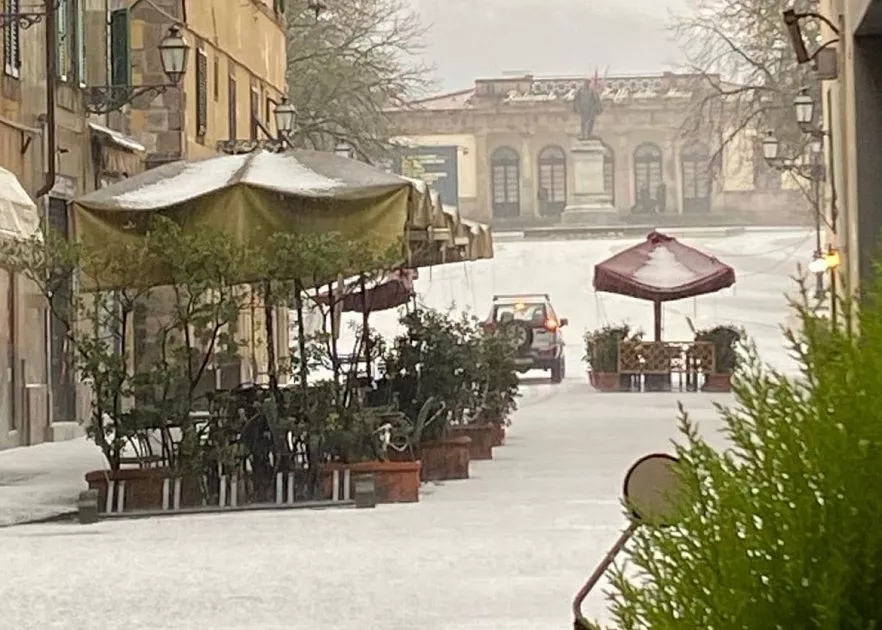 Atmosfere invernali a Lucca: il magico groupel o graupel 20240225 192612