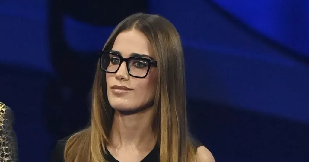 Clara di ‘Mare Fuori’: il Confronto con l’Immagine Corporea e il Potere dei Social 20240226 224125 1