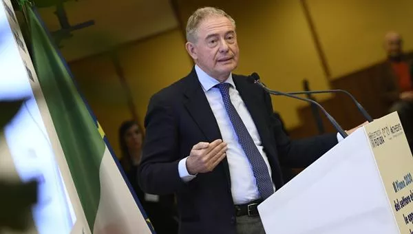 Adolfo Urso visita l’ex Ilva di Taranto con il Commissario Quaranta: prospettive per il rilancio industriale 20240227 104353
