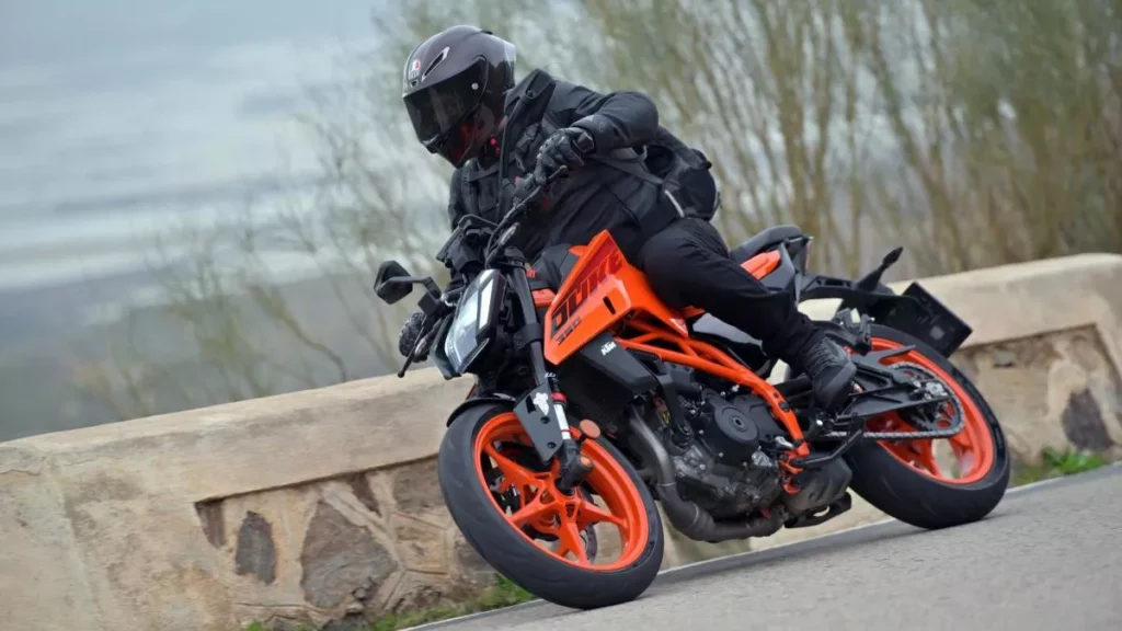 KTM 390 Duke: Design e Prestazioni Rinnovate per gli Amanti delle Due Ruote 20240228 085310 1