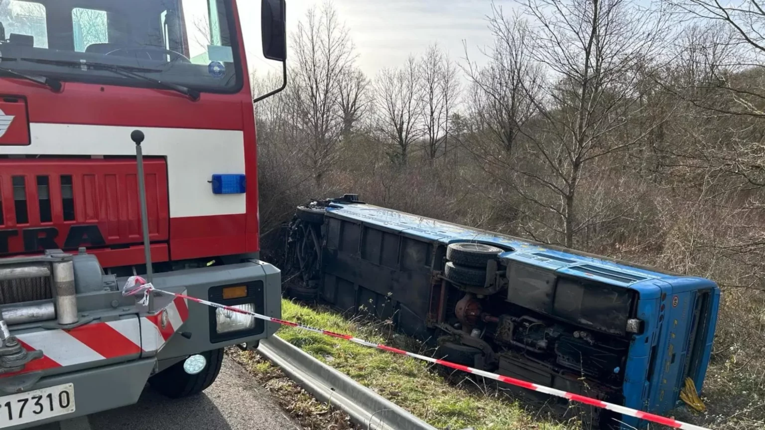 Autista eroico salva 40 studenti da tragedia in incidente stradale miracoloso 20240228 174710