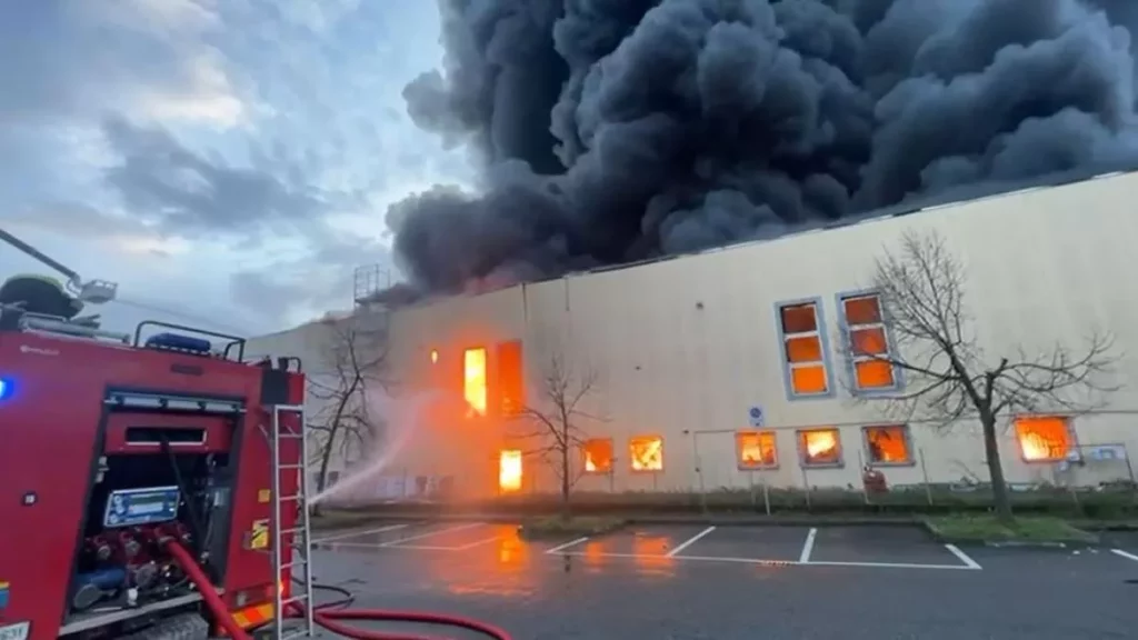 Incendio devastante alla ditta Arcadia: fiamme durante i lavori al tetto 20240228 174935