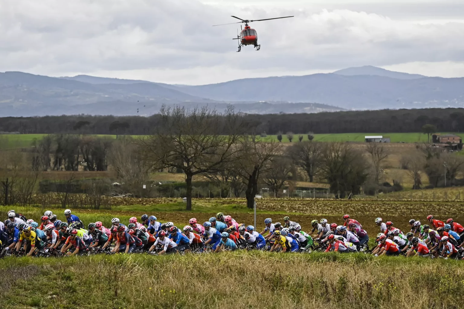 Tirreno-Adriatico 2024: Startlist di Prestigio e Emozioni Ciclistiche 20240229 192656