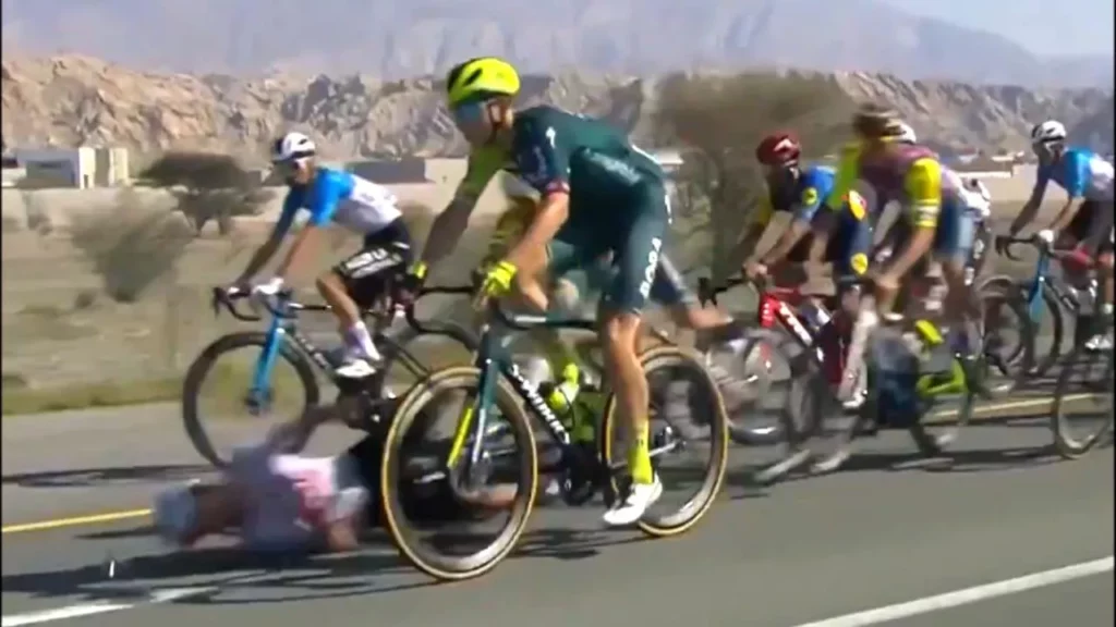 Adam Yates: la violenta caduta e la commozione cerebrale all’UAE Tour 2024