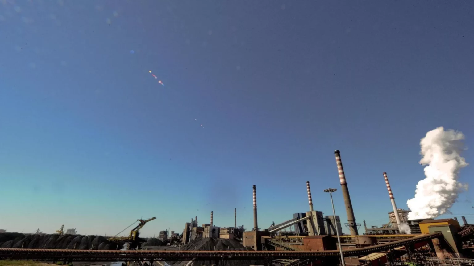 Adolfo Urso annuncia un prestito ponte da 320 milioni di euro per la ex Ilva: soluzioni per la crisi di liquidità Adolfo Urso annuncia un prestito ponte da 320 milioni di euro per la ex Ilva: soluzioni per la crisi di liquidità