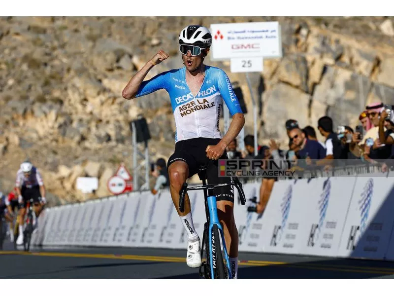 Ben O’Connor trionfa sulla vetta di Jebel Jais nella terza tappa della UAE Tour