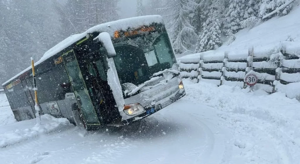 Interventi dei pompieri a Passo Giau: neve blocca skibus in provincia di Belluno Interventi dei pompieri a Passo Giau: neve blocca skibus in provincia di Belluno