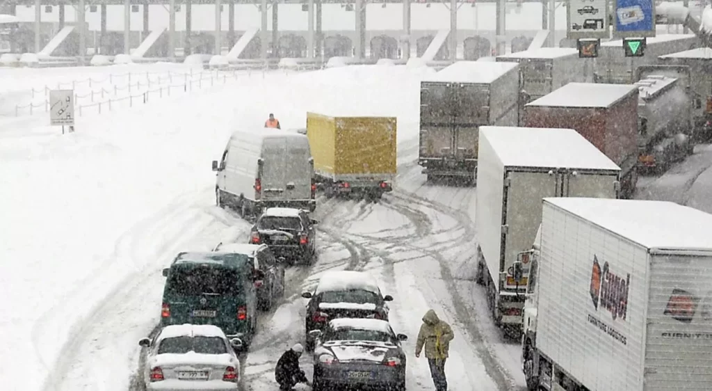 Neve blocca il passo del Brennero: gravi disagi e studenti bloccati a causa del maltempo