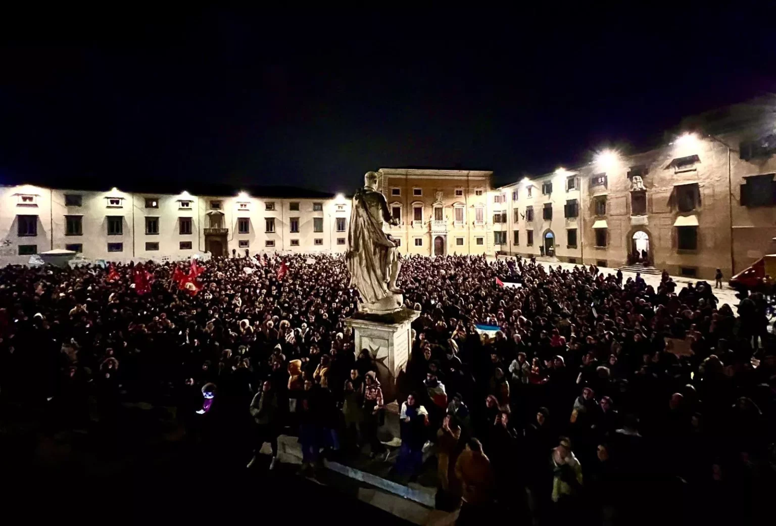 Protesta pacifica a Pisa contro la violenza della polizia: solidarietà e condanna