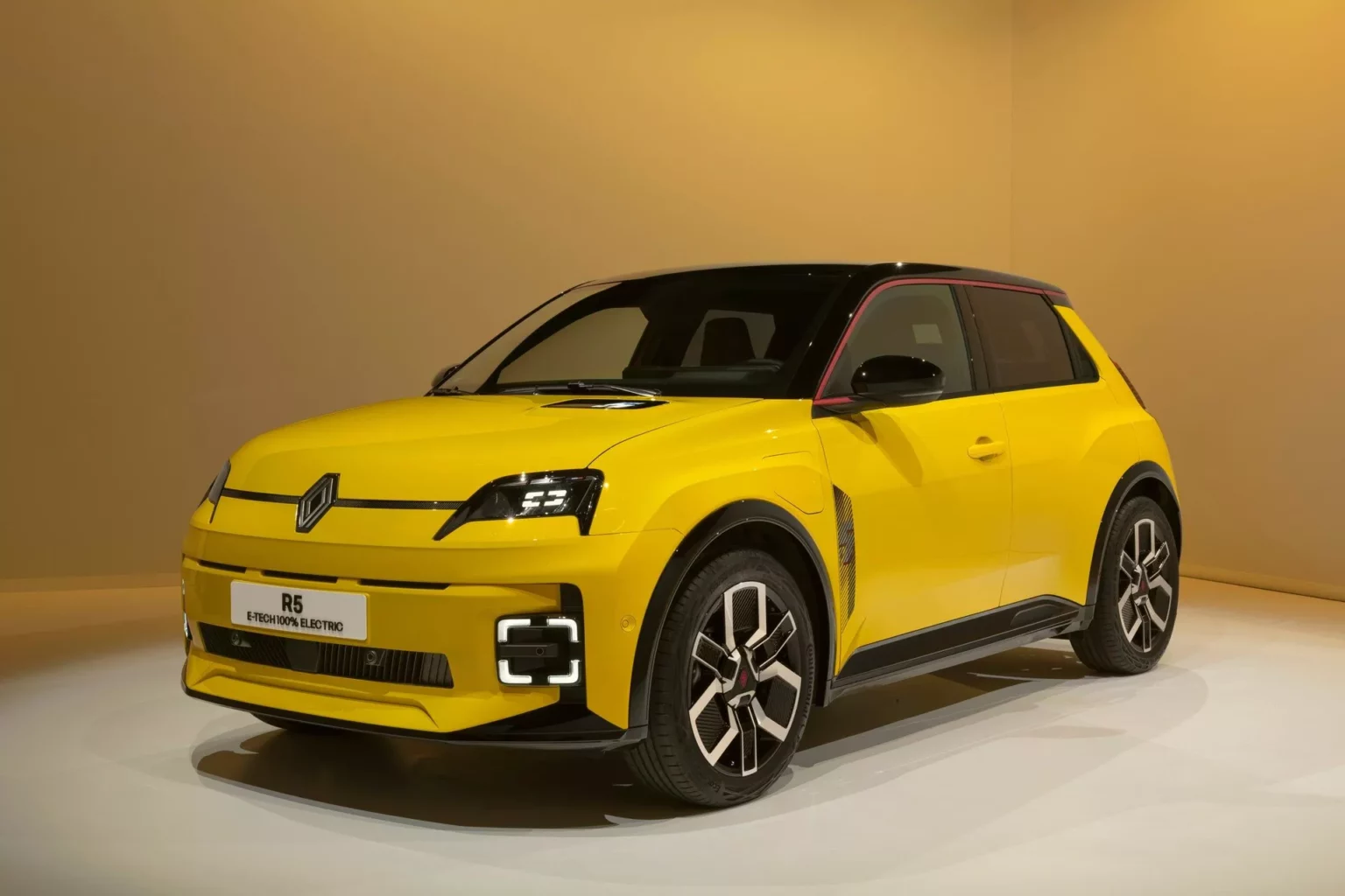 Renault: Strategia a 10 anni tra auto endotermiche ed elettriche 20240302 074305