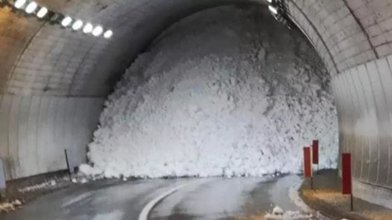 Emergenza neve in Valle d’Aosta: situazione critica a Gressoney isolata da valanga 20240303 170114