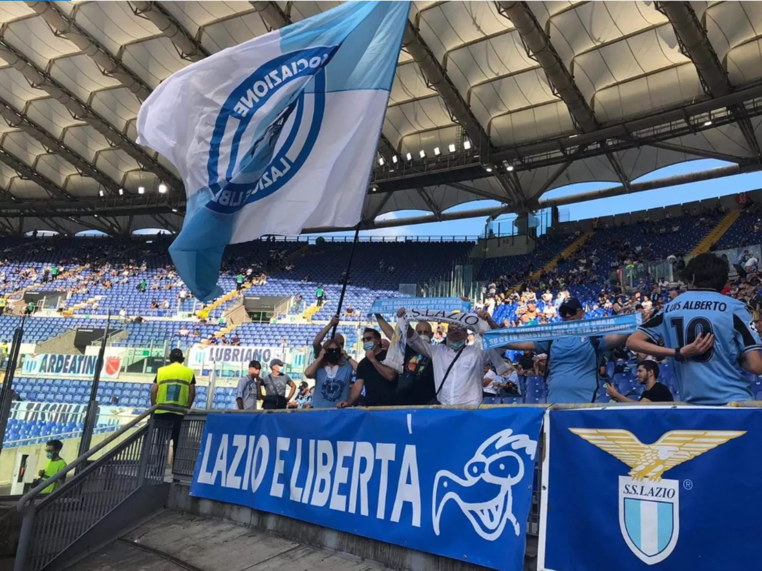 Tifosi della Lazio a Monaco: Cori Fascisti e Saluti Romani nella Birreria Storica 20240305 165238