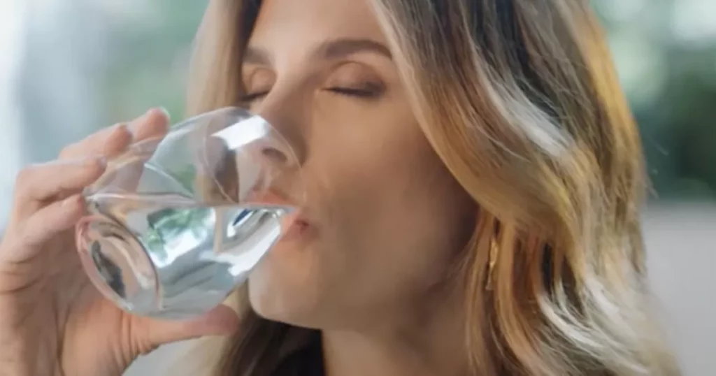 La battaglia legale tra San Benedetto e Il Fatto Alimentare: Lo spot con Elisabetta Canalis al centro della disputa 20240306 123048